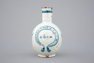 Un pichet en faïence espagnole de Talavera, daté 1722
