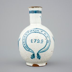 Un pichet en faïence espagnole de Talavera, daté 1722 — photo 3