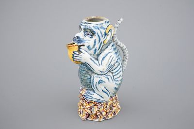Un pichet en forme de singe en faïence de Delft polychrome, 18ème