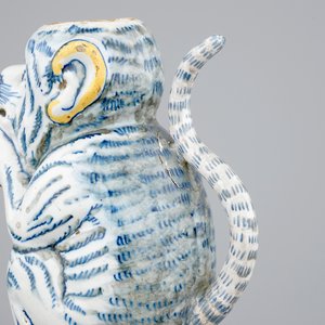 Un pichet en forme de singe en faïence de Delft polychrome, 18ème — photo 6