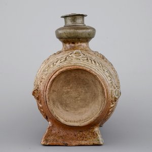 Un pichet en forme de tonneau en grès de Waldenburg, ca. 1650 — photo 5