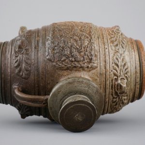 Un pichet en forme de tonneau en grès de Waldenburg, ca. 1650 — photo 6