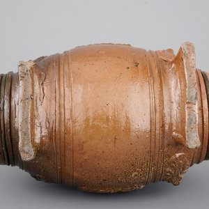 Un pichet en forme de tonneau en grès de Waldenburg, ca. 1650 — photo 7