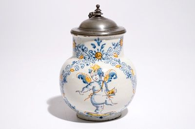 Un pichet en majolique italienne de style compendario à décor d'un putto, Faenza, 17ème