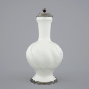 Un pichet torsadé en blanc de Delft avec couvercle en étain, 18ème — photo 2