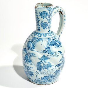Un pichet torsadé en faïence de Delft bleu et blanc à décor chinoiserie, 2ème moitié du 17ème — photo 1
