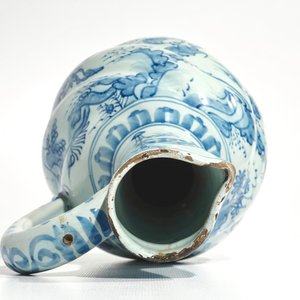Un pichet torsadé en faïence de Delft bleu et blanc à décor chinoiserie, 2ème moitié du 17ème — photo 7