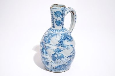 Un pichet torsadé en faïence de Delft ou Francfort en bleu et blanc, 17ème