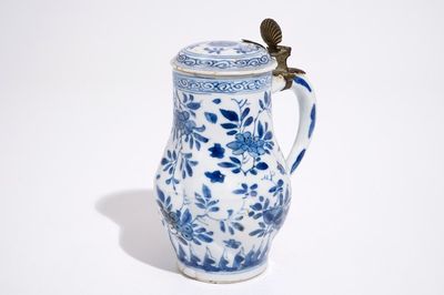 Un pichet torsadé et son couvercle en porcelaine de Chine bleu et blanc, Kangxi