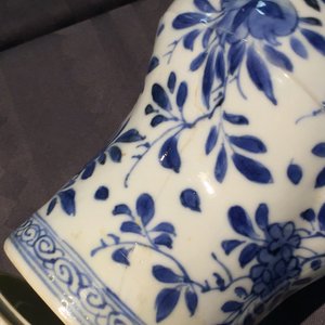 Un pichet torsadé et son couvercle en porcelaine de Chine bleu et blanc, Kangxi — photo 12