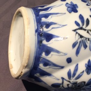 Un pichet torsadé et son couvercle en porcelaine de Chine bleu et blanc, Kangxi — photo 13
