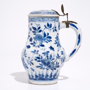 Un pichet torsadé et son couvercle en porcelaine de Chine bleu et blanc, Kangxi — photo 2