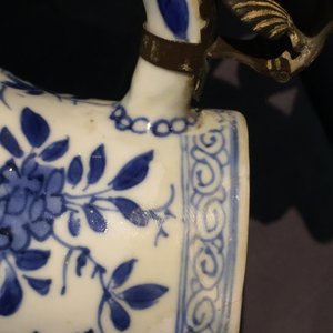 Un pichet torsadé et son couvercle en porcelaine de Chine bleu et blanc, Kangxi — photo 10