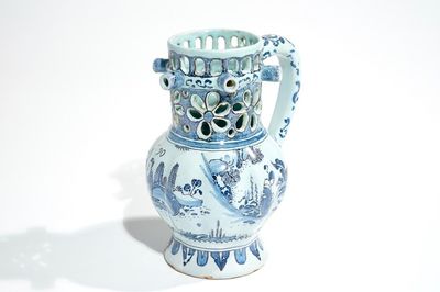 Un pichet trompeur à décor chinoiserie en faïence de Delft en bleu, blanc et manganèse, daté 1734