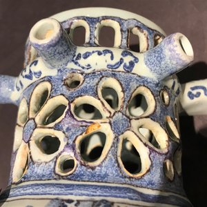 Un pichet trompeur à décor chinoiserie en faïence de Delft en bleu, blanc et manganèse, daté 1734 — photo 11