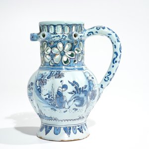Un pichet trompeur à décor chinoiserie en faïence de Delft en bleu, blanc et manganèse, daté 1734 — photo 2