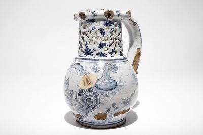 Un pichet trompeur en bleu et blanc, prob. faïence de Lille , 18ème