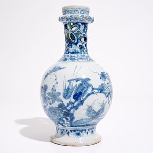 Un pichet trompeur en faïence de Delft bleu et blanc à décor chinoiserie, fin du 17ème — photo 2
