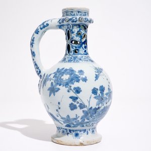 Un pichet trompeur en faïence de Delft bleu et blanc à décor chinoiserie, fin du 17ème — photo 3