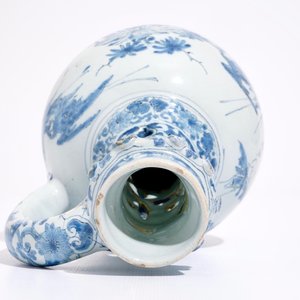 Un pichet trompeur en faïence de Delft bleu et blanc à décor chinoiserie, fin du 17ème — photo 7