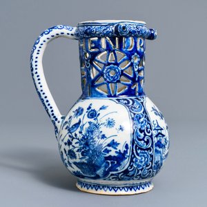 Un pichet trompeur en faïence de Delft bleu et blanc à décor de chinoiserie, daté 1743 — photo 2