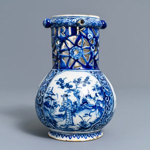 Un pichet trompeur en faïence de Delft bleu et blanc à décor de chinoiserie, daté 1743 — photo 3