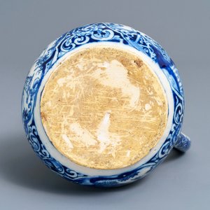 Un pichet trompeur en faïence de Delft bleu et blanc à décor de chinoiserie, daté 1743 — photo 7