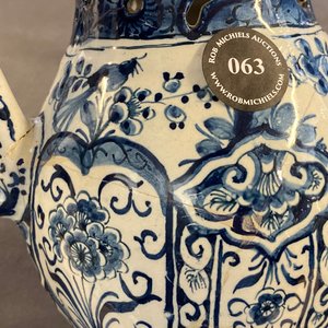 Un pichet trompeur en faïence de Delft en bleu et blanc, daté 1737 — photo 11