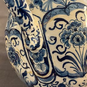 Un pichet trompeur en faïence de Delft en bleu et blanc, daté 1737 — photo 12