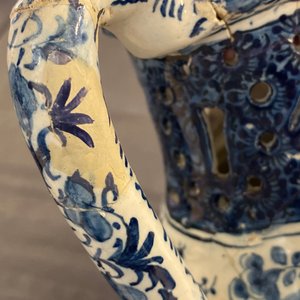 Un pichet trompeur en faïence de Delft en bleu et blanc, daté 1737 — photo 13