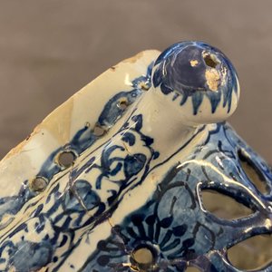 Un pichet trompeur en faïence de Delft en bleu et blanc, daté 1737 — photo 15