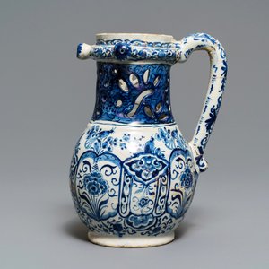 Un pichet trompeur en faïence de Delft en bleu et blanc, daté 1737 — photo 2