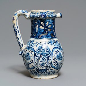 Un pichet trompeur en faïence de Delft en bleu et blanc, daté 1737 — photo 4