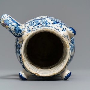 Un pichet trompeur en faïence de Delft en bleu et blanc, daté 1737 — photo 7