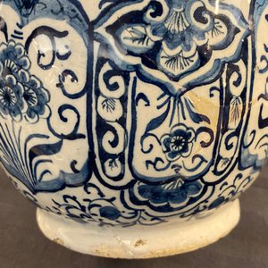 Un pichet trompeur en faïence de Delft en bleu et blanc, daté 1737 — photo 10