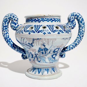 Un pique fleurs en faïence de Nevers en bleu, blanc et manganèse à décor chinoiserie, France, 17ème — photo 3