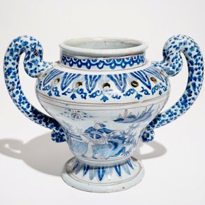 Un pique fleurs en faïence de Nevers en bleu, blanc et manganèse à décor chinoiserie, France, 17ème — photo 6