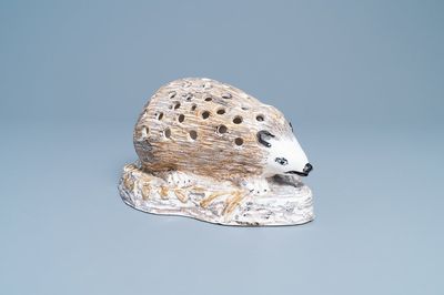 Un pique-fleurs en forme d'hérisson en faïence polychrome, Nord de la France, 18/19ème