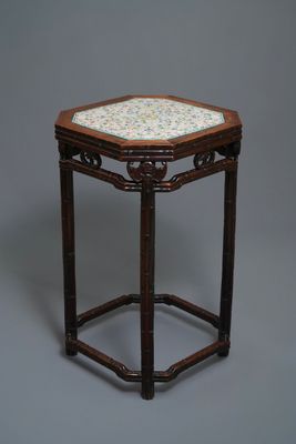 Un plaque en porcelaine de Chine famille rose montée dans un socle en bois huali, Jiaqing