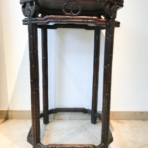 Un plaque en porcelaine de Chine famille rose montée dans un socle en bois huali, Jiaqing — photo 12