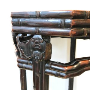 Un plaque en porcelaine de Chine famille rose montée dans un socle en bois huali, Jiaqing — photo 19