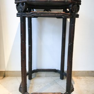 Un plaque en porcelaine de Chine famille rose montée dans un socle en bois huali, Jiaqing — photo 28