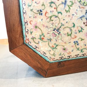 Un plaque en porcelaine de Chine famille rose montée dans un socle en bois huali, Jiaqing — photo 41