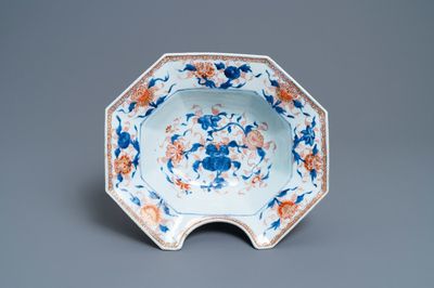 Un plat à barbe de forme octagonale en porcelaine de Chine de style Imari, Kangxi