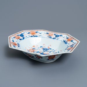 Un plat à barbe de forme octagonale en porcelaine de Chine de style Imari, Kangxi — photo 3