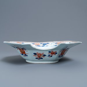 Un plat à barbe de forme octagonale en porcelaine de Chine de style Imari, Kangxi — photo 4