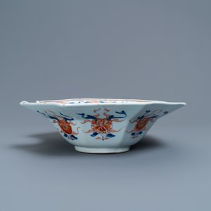 Un plat à barbe de forme octagonale en porcelaine de Chine de style Imari, Kangxi — photo 5