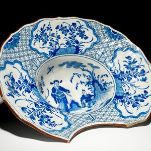 Un plat à barbe en faïence de Delft bleu et blanc à décor chinoiserie, 18ème — photo 1