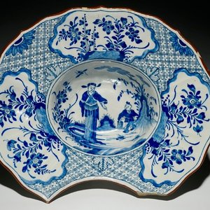 Un plat à barbe en faïence de Delft bleu et blanc à décor chinoiserie, 18ème — photo 3