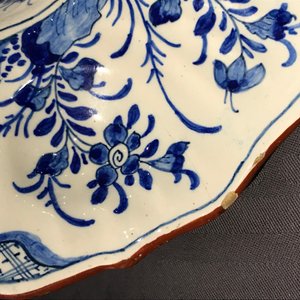 Un plat à barbe en faïence de Delft bleu et blanc à décor chinoiserie, 18ème — photo 6